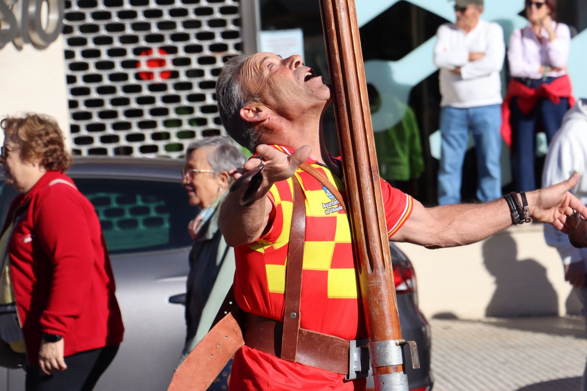 Pendones al cielo con el hombro, con una mano o con la barbilla