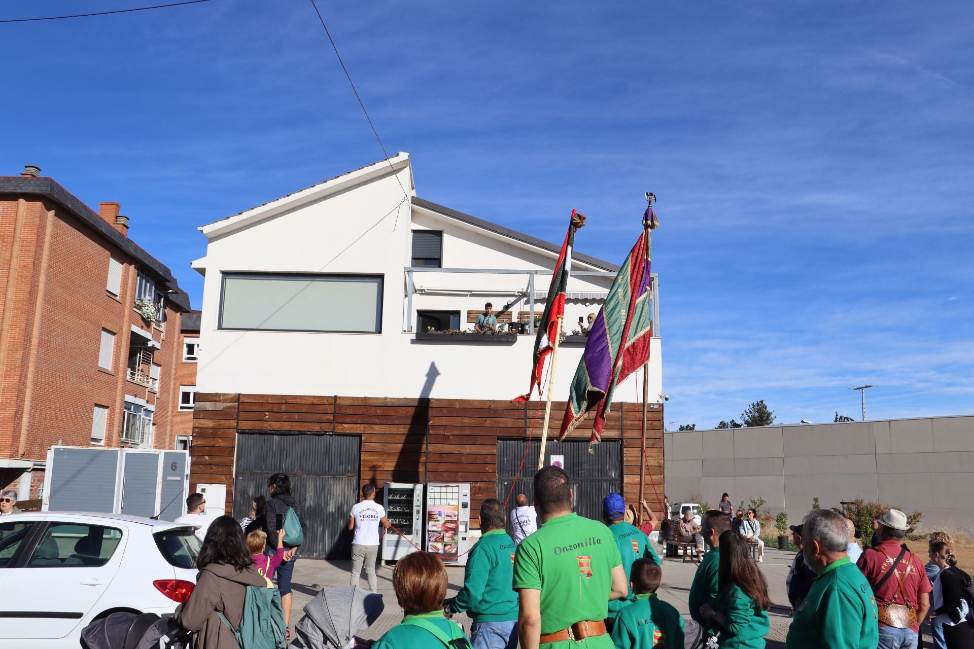 Pendones al cielo con el hombro, con una mano o con la barbilla