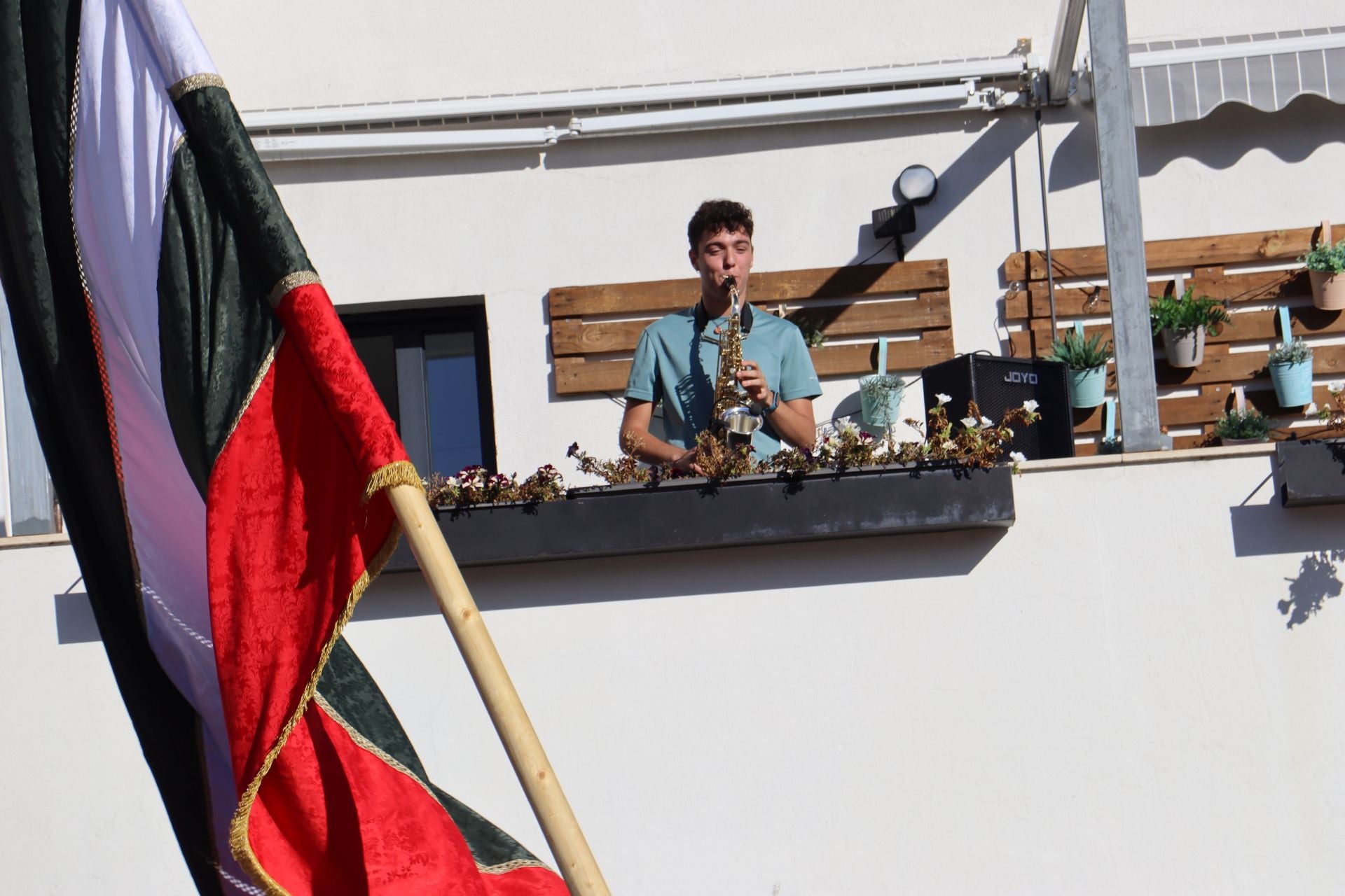 Pendones al cielo con el hombro, con una mano o con la barbilla
