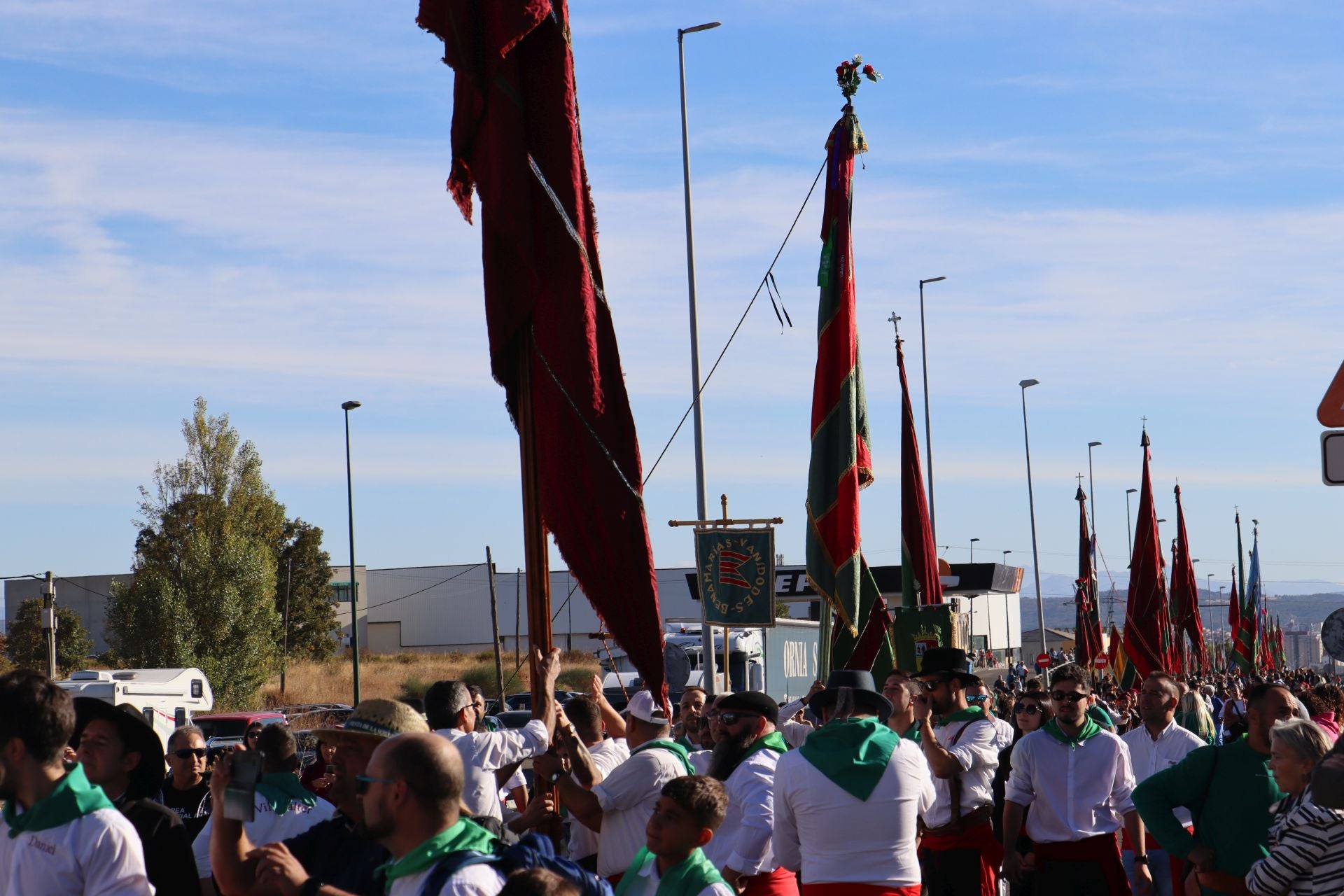 Pendones al cielo con el hombro, con una mano o con la barbilla