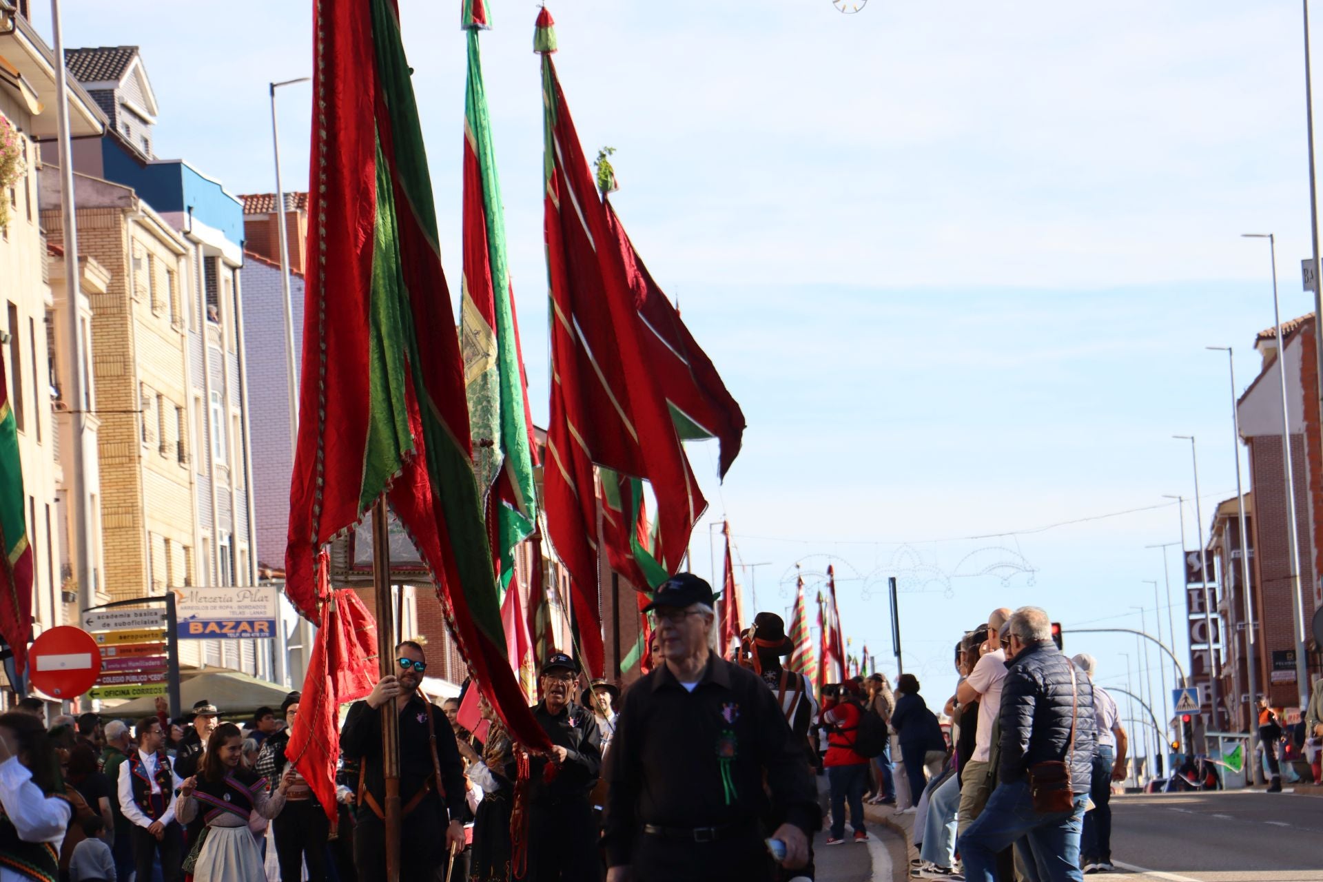 Pendones al cielo con el hombro, con una mano o con la barbilla