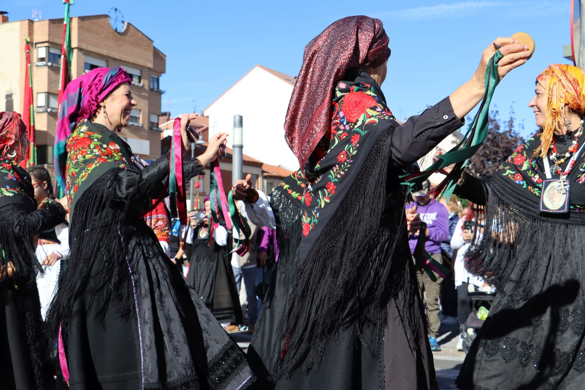 Pendones al cielo con el hombro, con una mano o con la barbilla