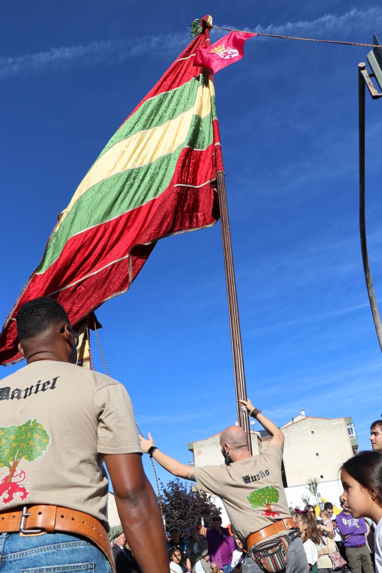 Pendones al cielo con el hombro, con una mano o con la barbilla