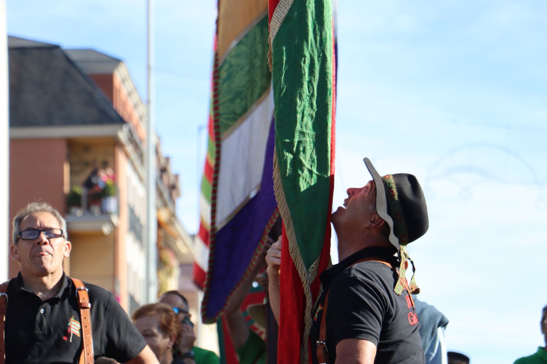 Pendones al cielo con el hombro, con una mano o con la barbilla