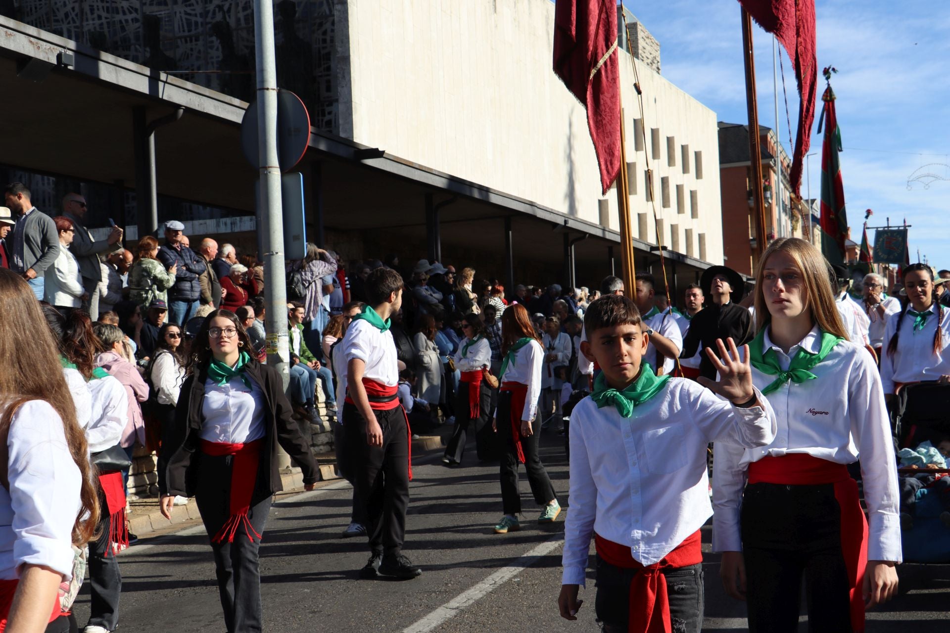 Pendones al cielo con el hombro, con una mano o con la barbilla