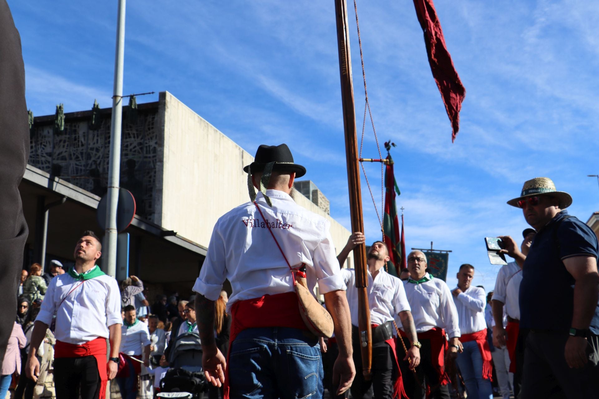 Pendones al cielo con el hombro, con una mano o con la barbilla