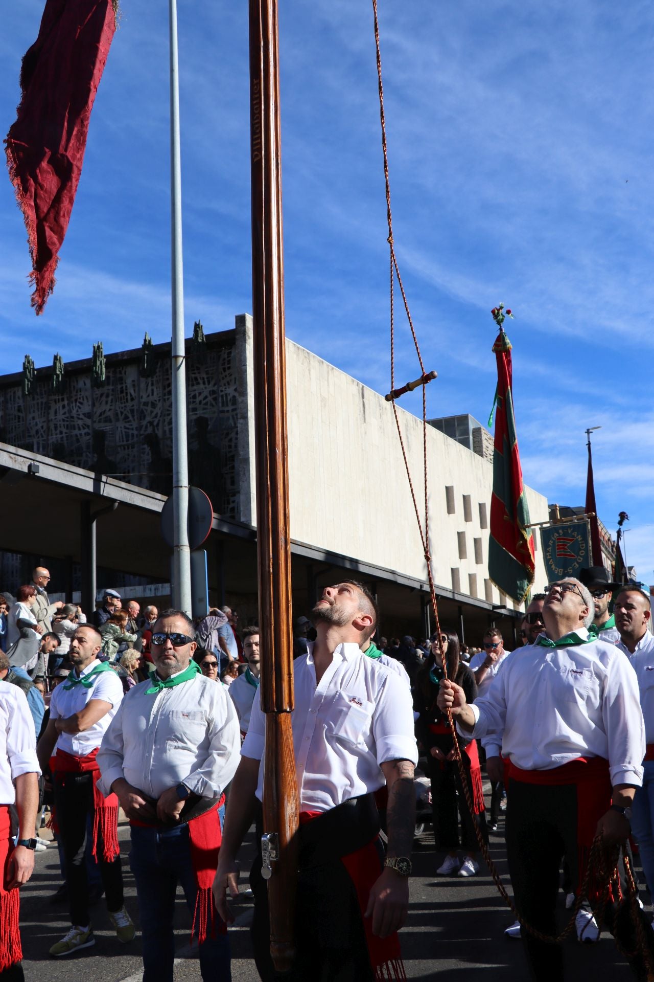 Pendones al cielo con el hombro, con una mano o con la barbilla