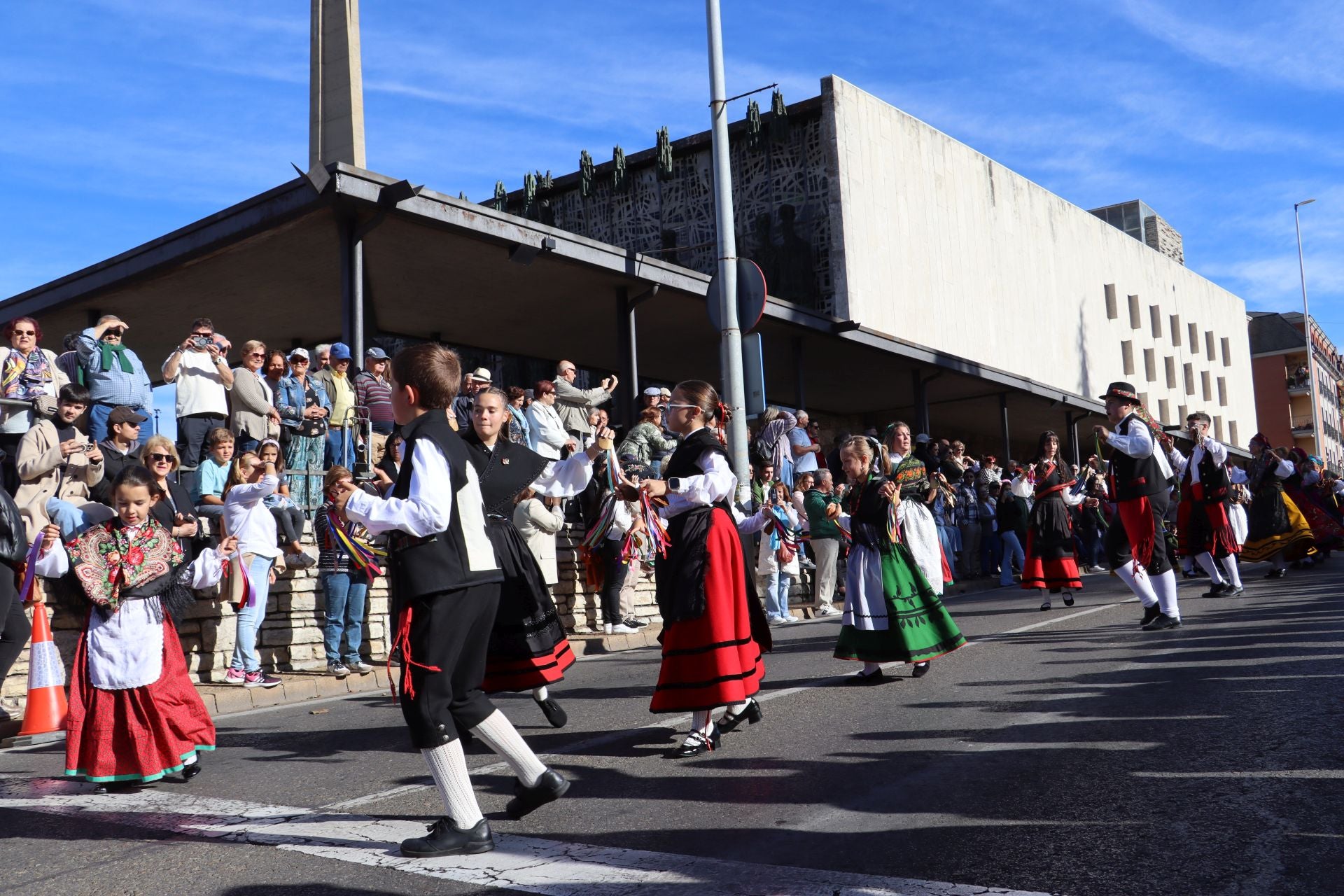 Pendones al cielo con el hombro, con una mano o con la barbilla