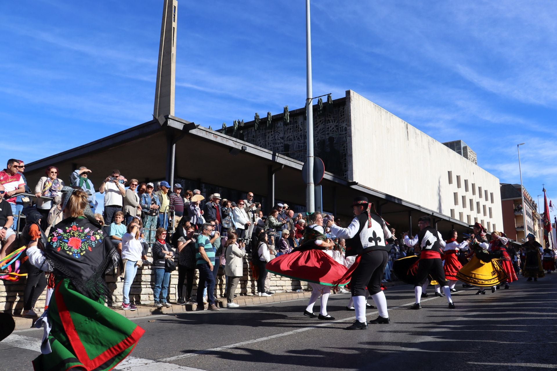 Pendones al cielo con el hombro, con una mano o con la barbilla