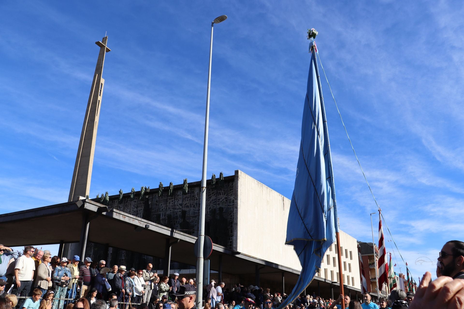 Pendones al cielo con el hombro, con una mano o con la barbilla