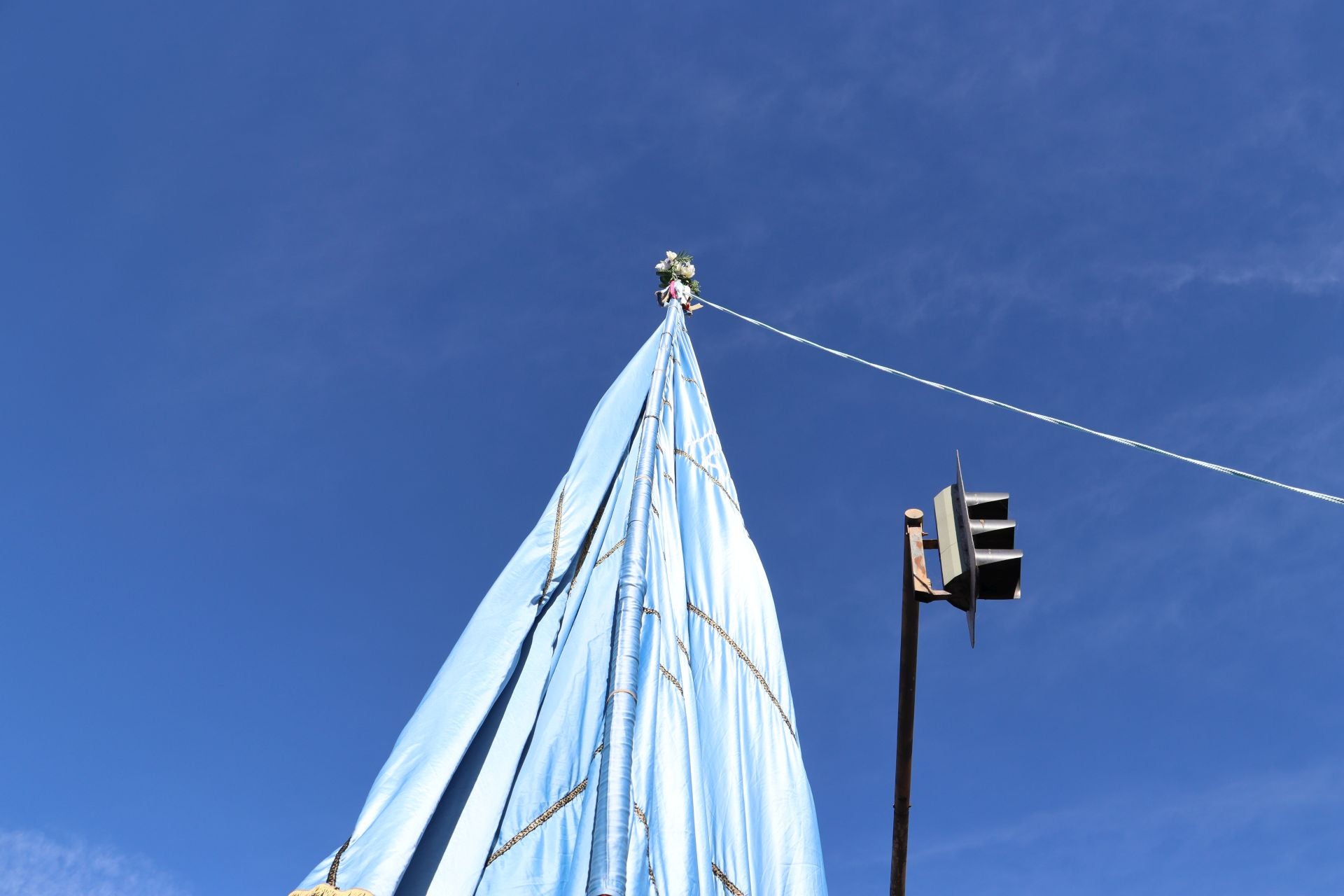 Pendones al cielo con el hombro, con una mano o con la barbilla