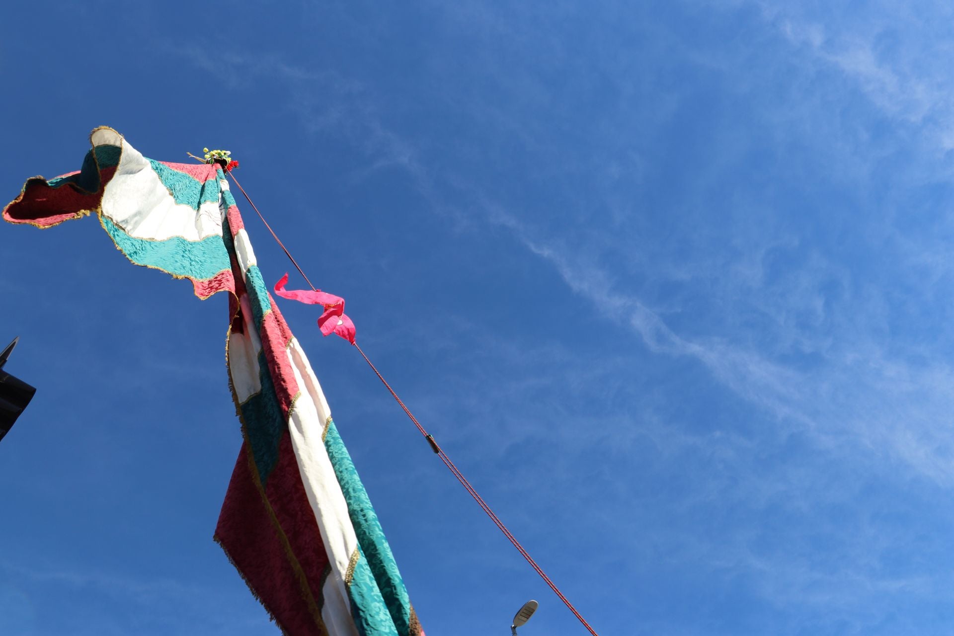 Pendones al cielo con el hombro, con una mano o con la barbilla