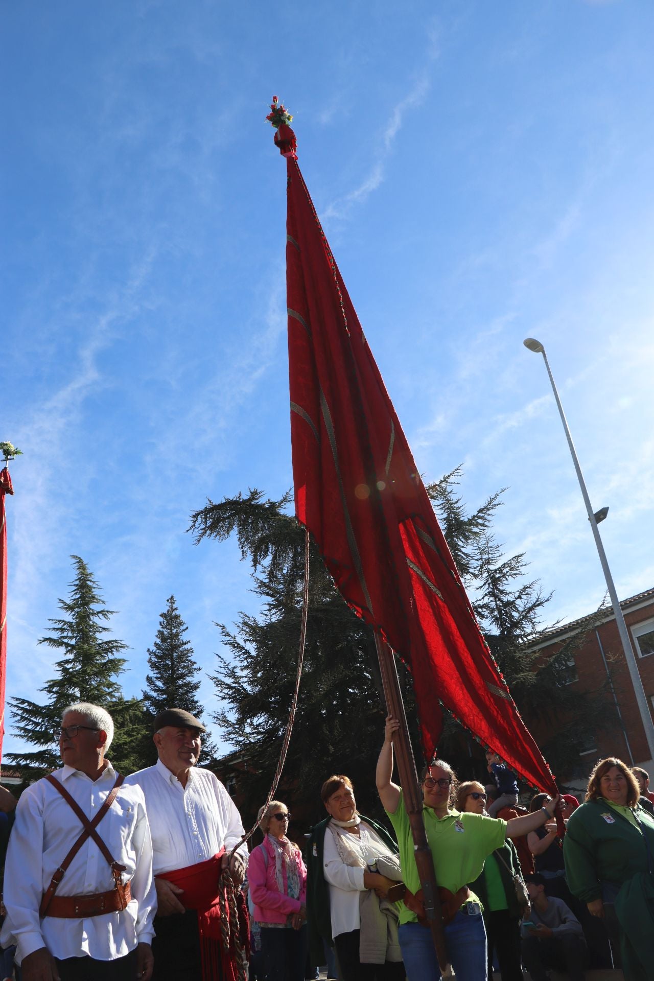 Pendones al cielo con el hombro, con una mano o con la barbilla