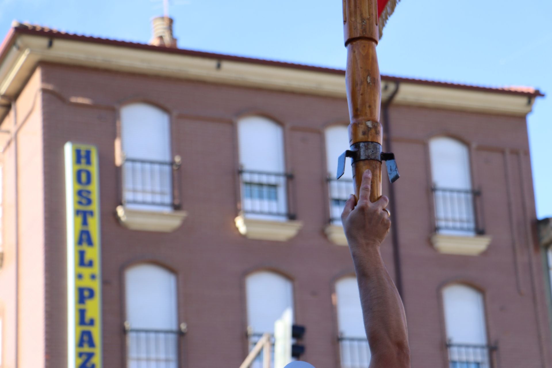 Pendones al cielo con el hombro, con una mano o con la barbilla