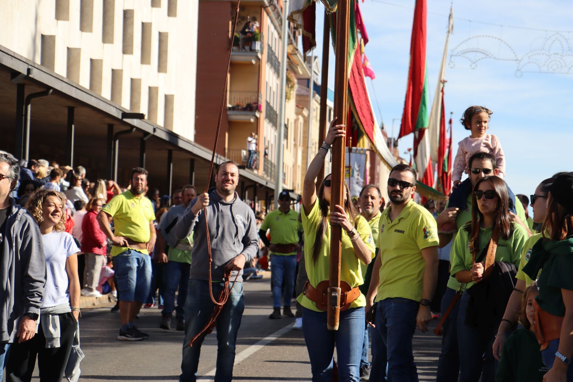 Pendones al cielo con el hombro, con una mano o con la barbilla