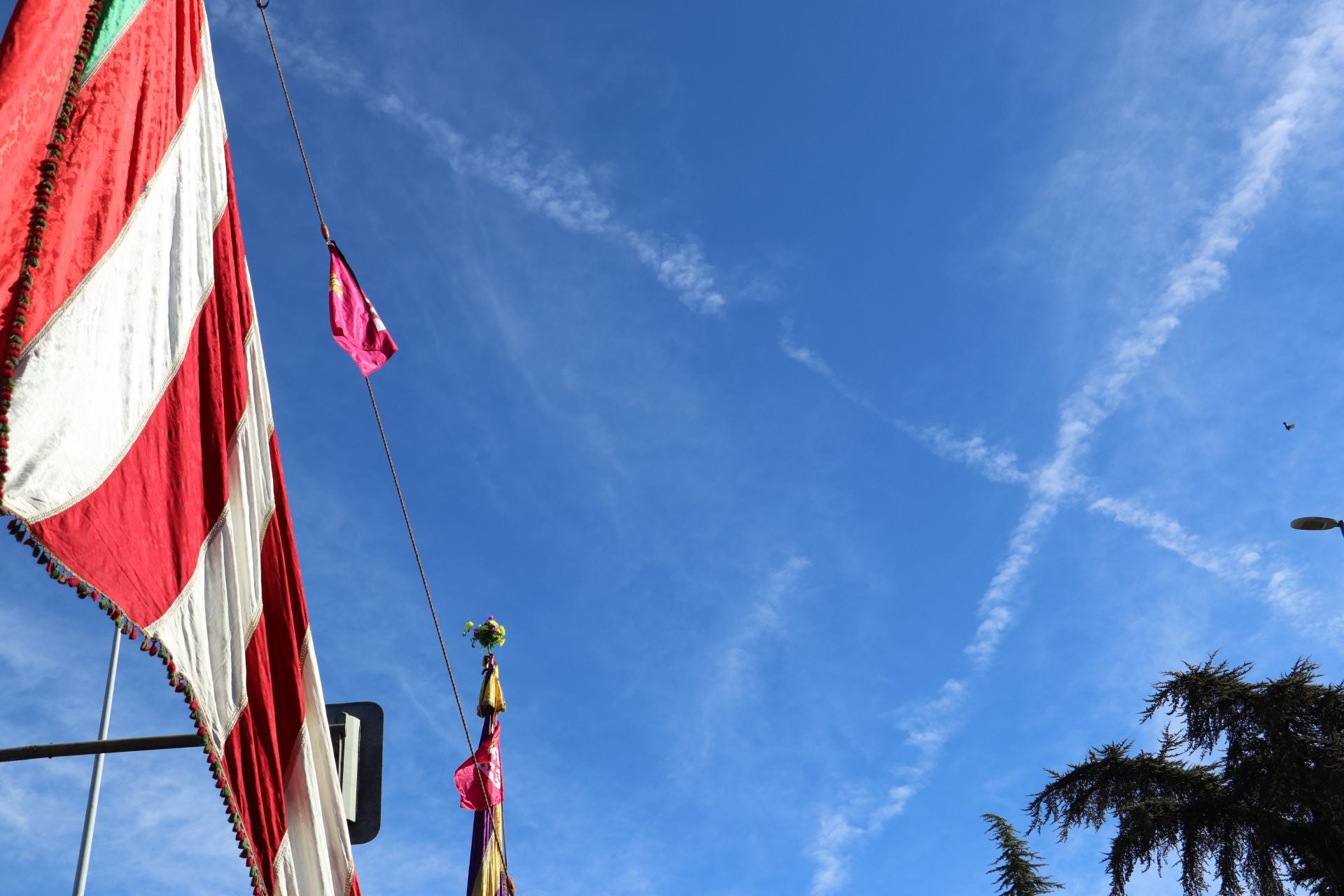 Pendones al cielo con el hombro, con una mano o con la barbilla