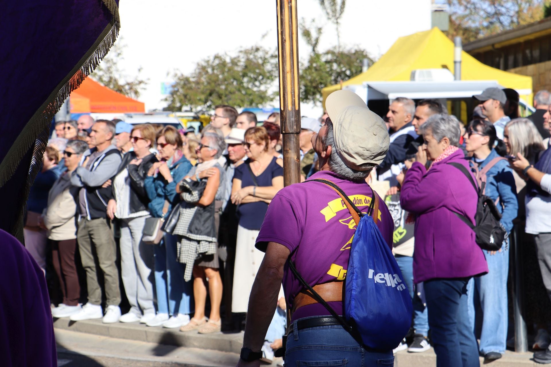 Pendones al cielo con el hombro, con una mano o con la barbilla