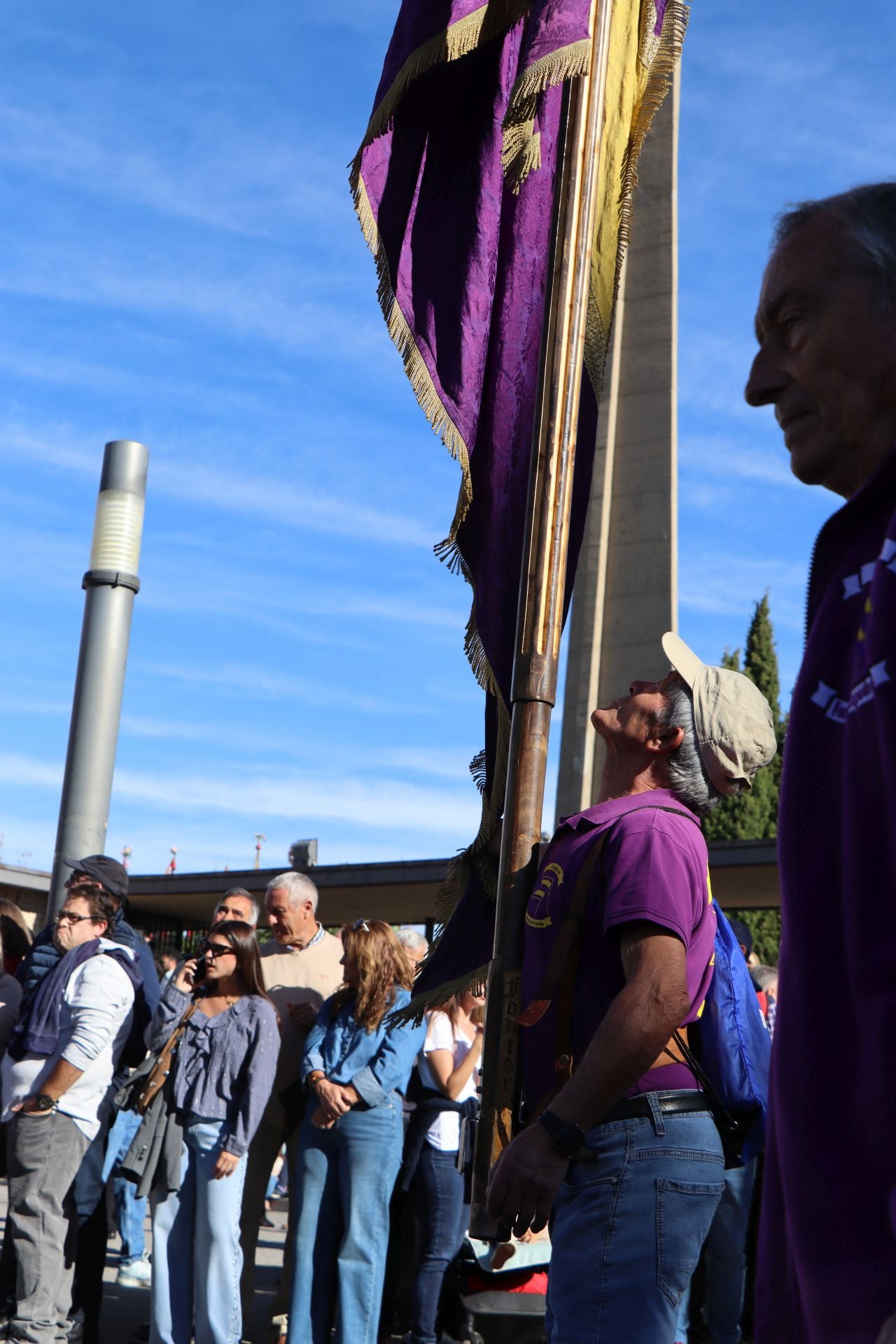 Pendones al cielo con el hombro, con una mano o con la barbilla