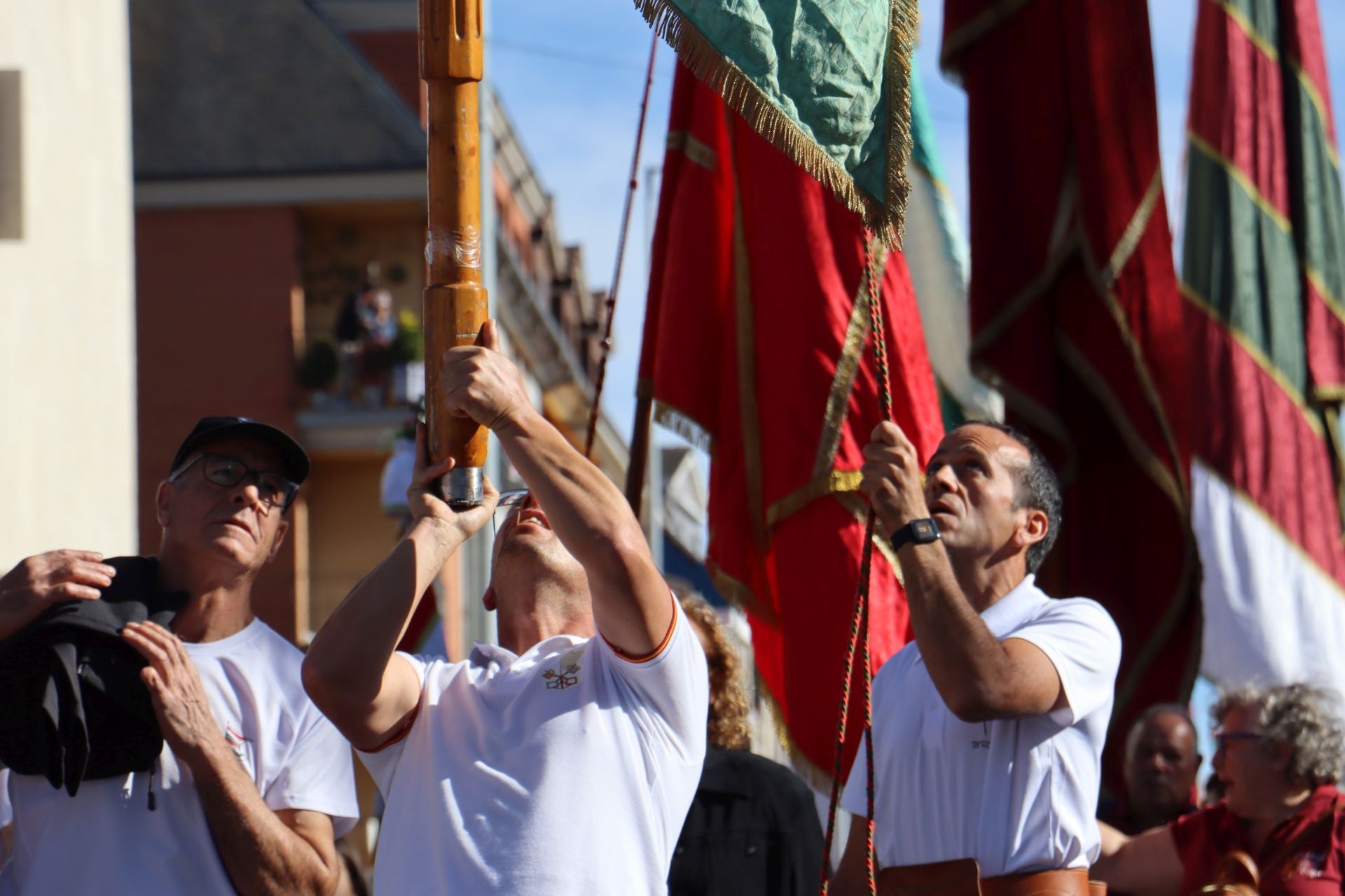 Pendones al cielo con el hombro, con una mano o con la barbilla