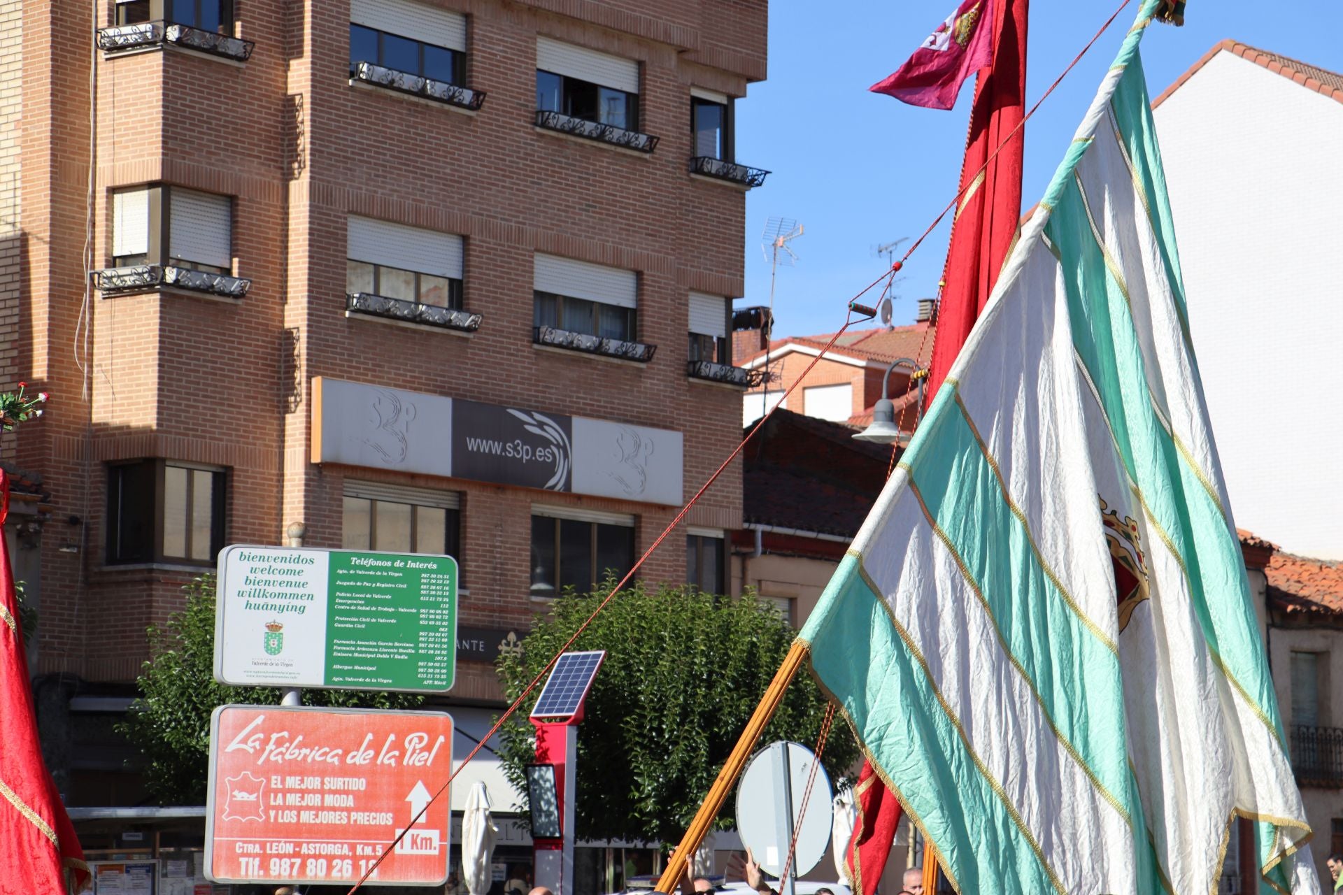 Pendones al cielo con el hombro, con una mano o con la barbilla