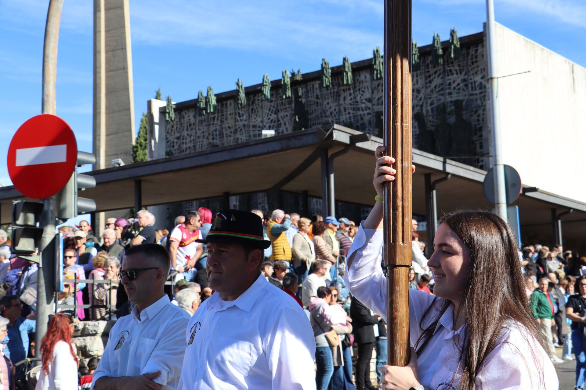 Pendones al cielo con el hombro, con una mano o con la barbilla