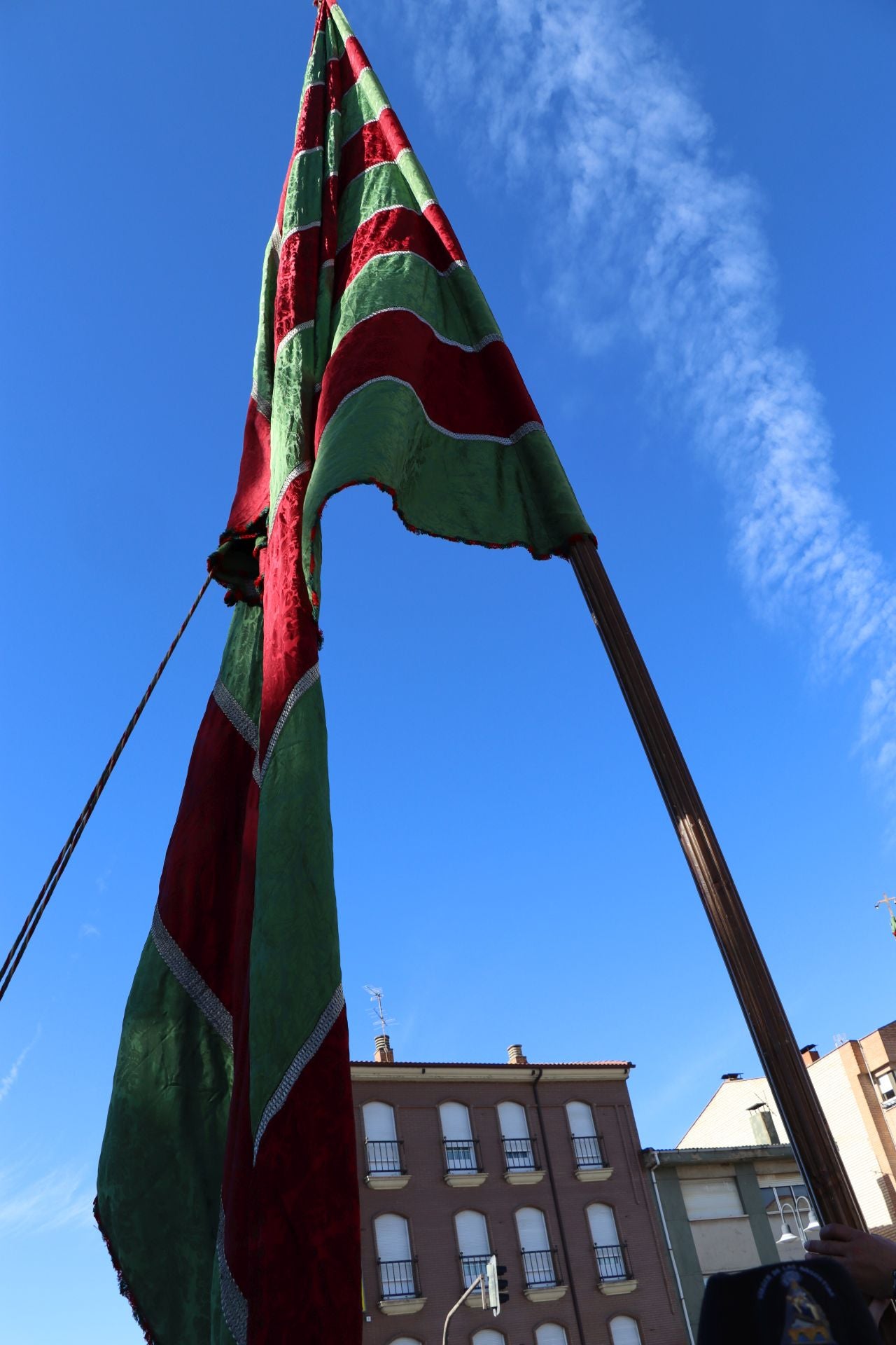 Pendones al cielo con el hombro, con una mano o con la barbilla
