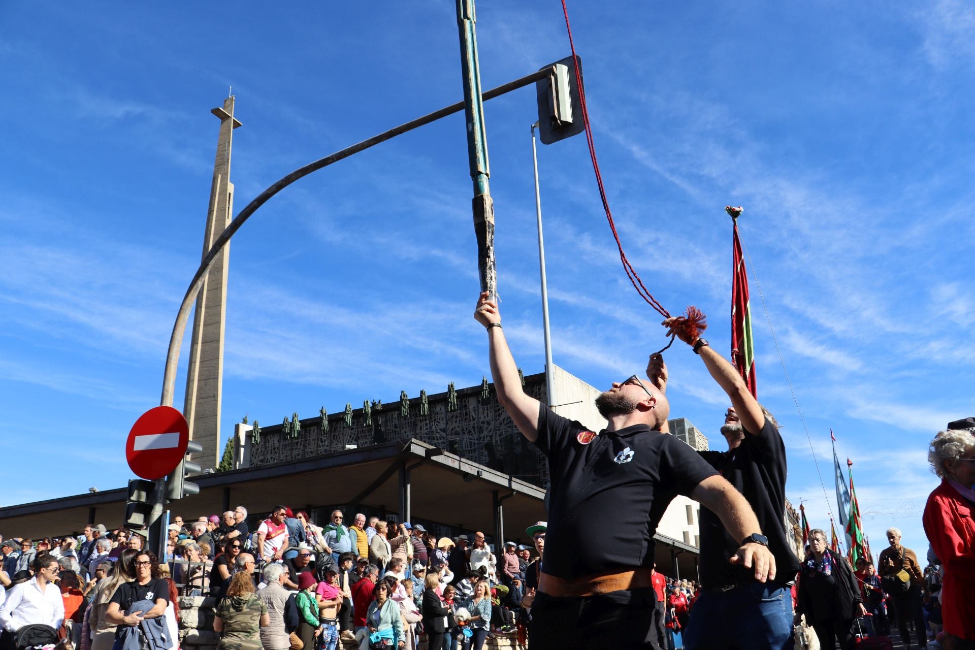 Pendones al cielo con el hombro, con una mano o con la barbilla