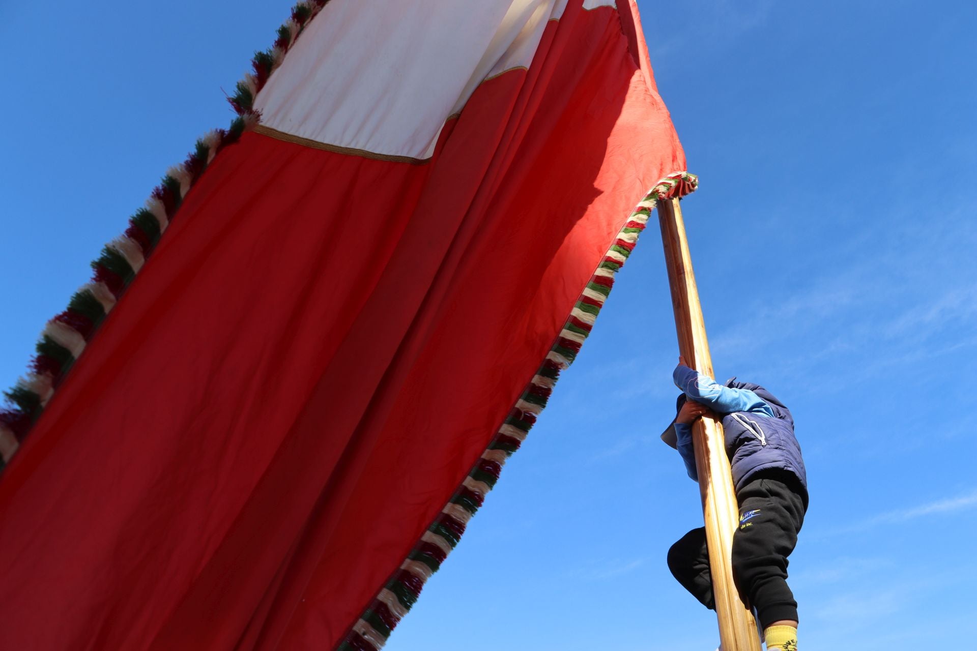 Pendones al cielo con el hombro, con una mano o con la barbilla