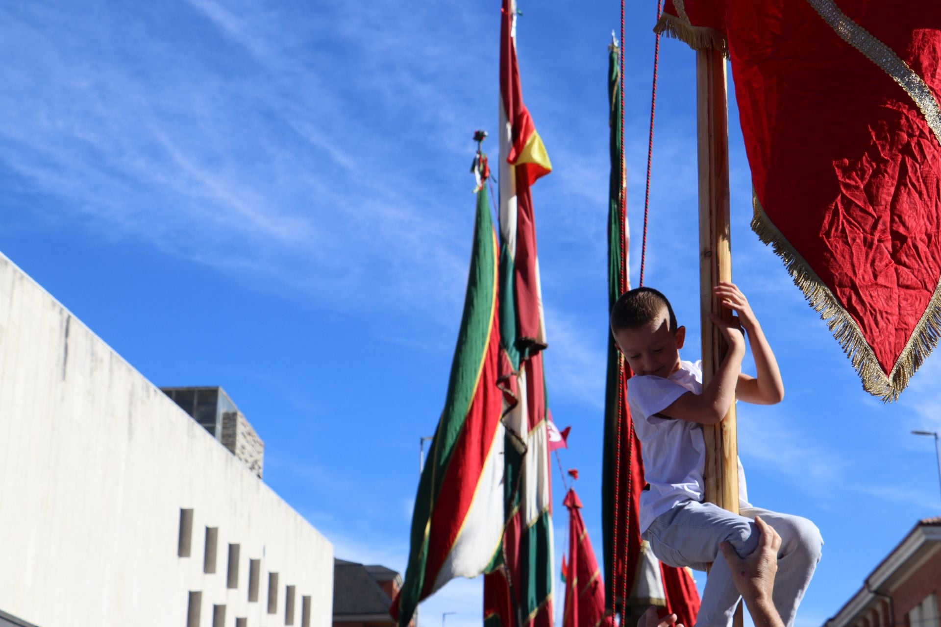 Pendones al cielo con el hombro, con una mano o con la barbilla