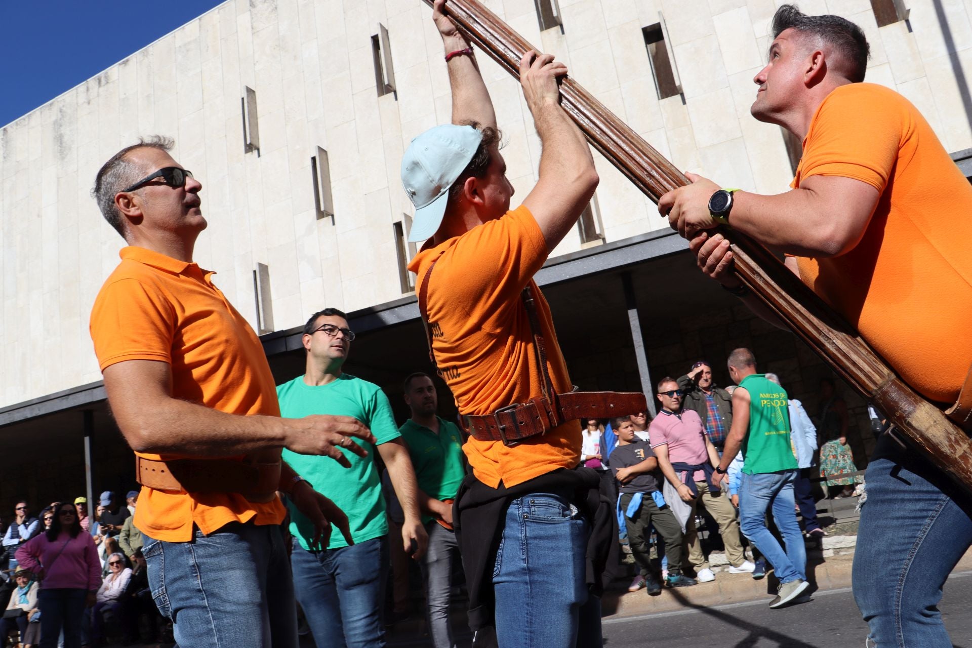 Pendones al cielo con el hombro, con una mano o con la barbilla