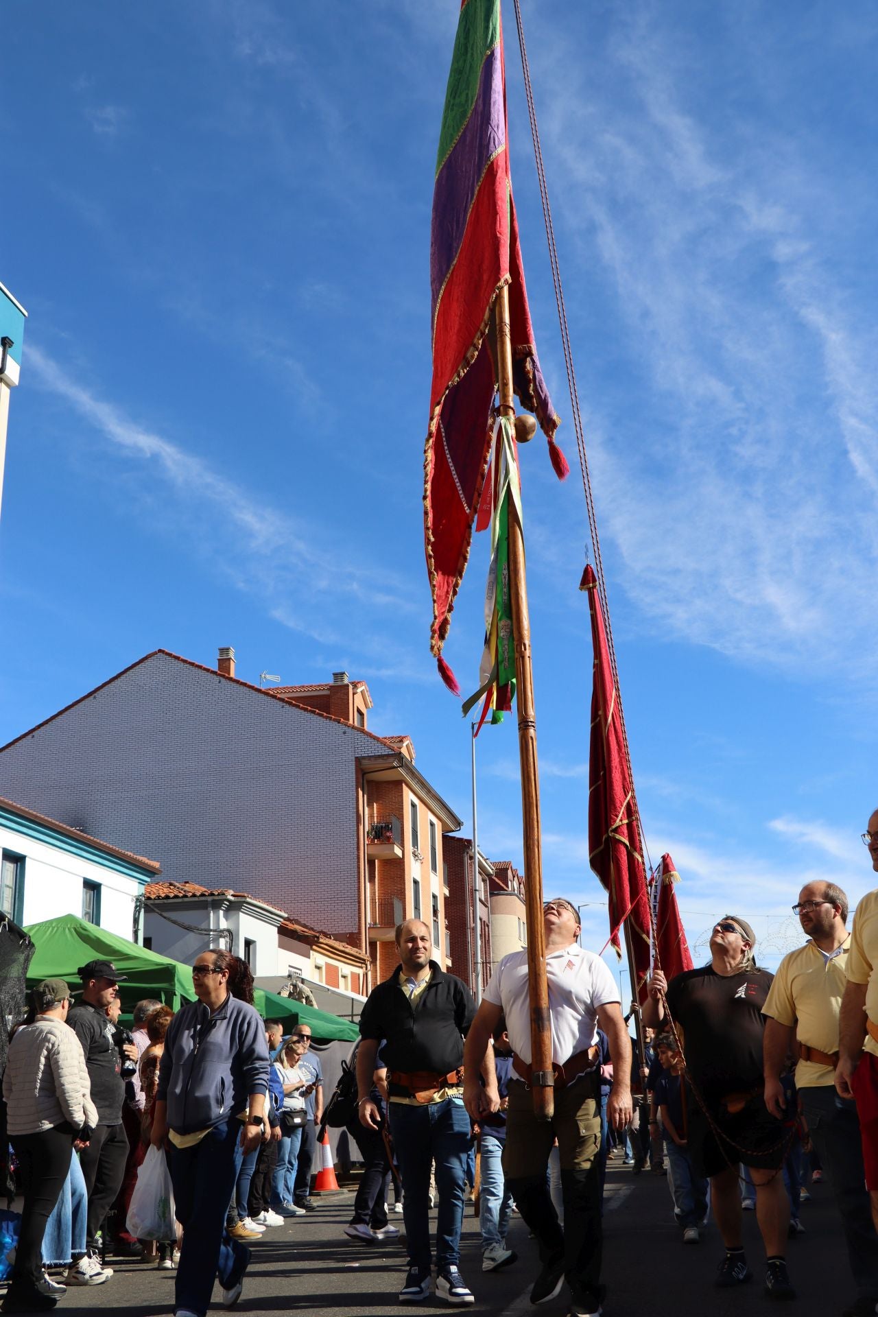 Pendones al cielo con el hombro, con una mano o con la barbilla