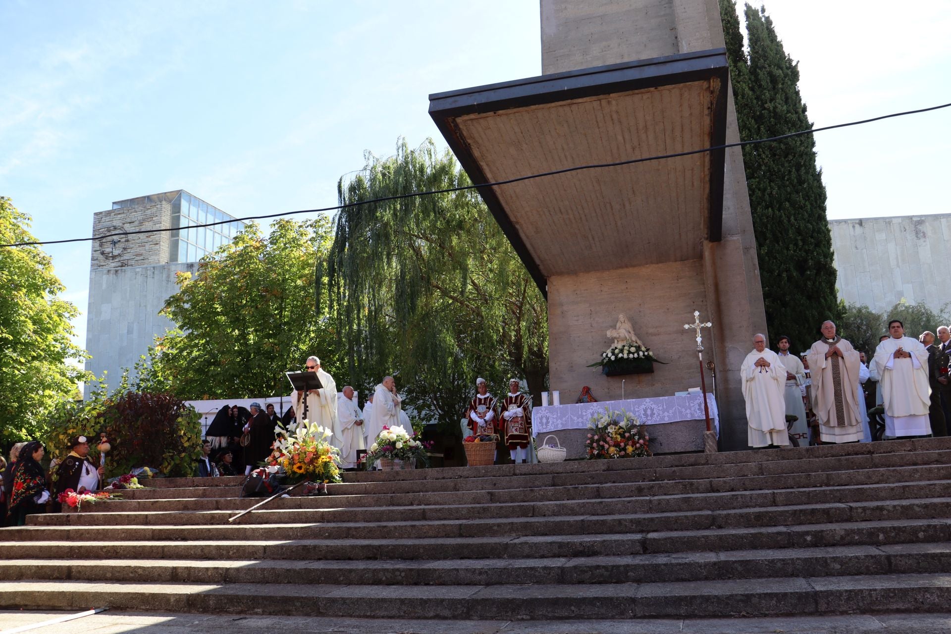 Cientos de fieles acuden a la misa, el momento más solemne de San Froilán