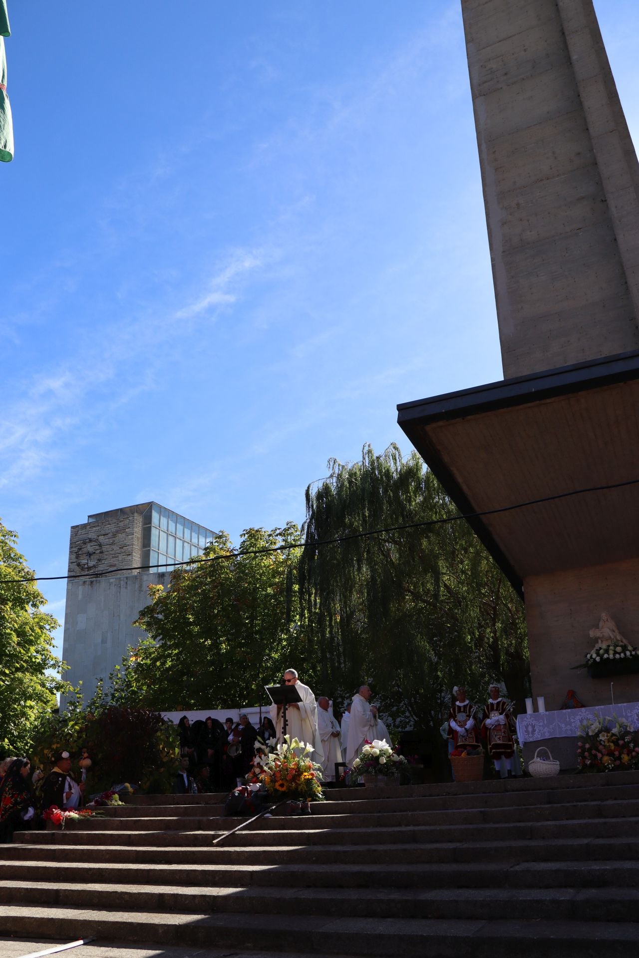 Cientos de fieles acuden a la misa, el momento más solemne de San Froilán