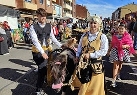 Los pendones van llegando a la romería de San Froilán en La Virgen del Camino.