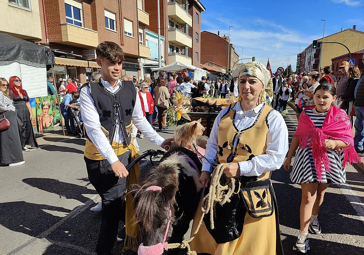 Los pendones van llegando a la romería de San Froilán en La Virgen del Camino.