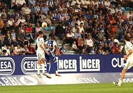 Keita pelea por un balón ante Valdepeñas.
