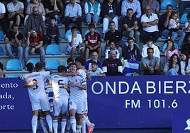 El Castilla celebra el primero ante la decepción en las gradas del Toralín.