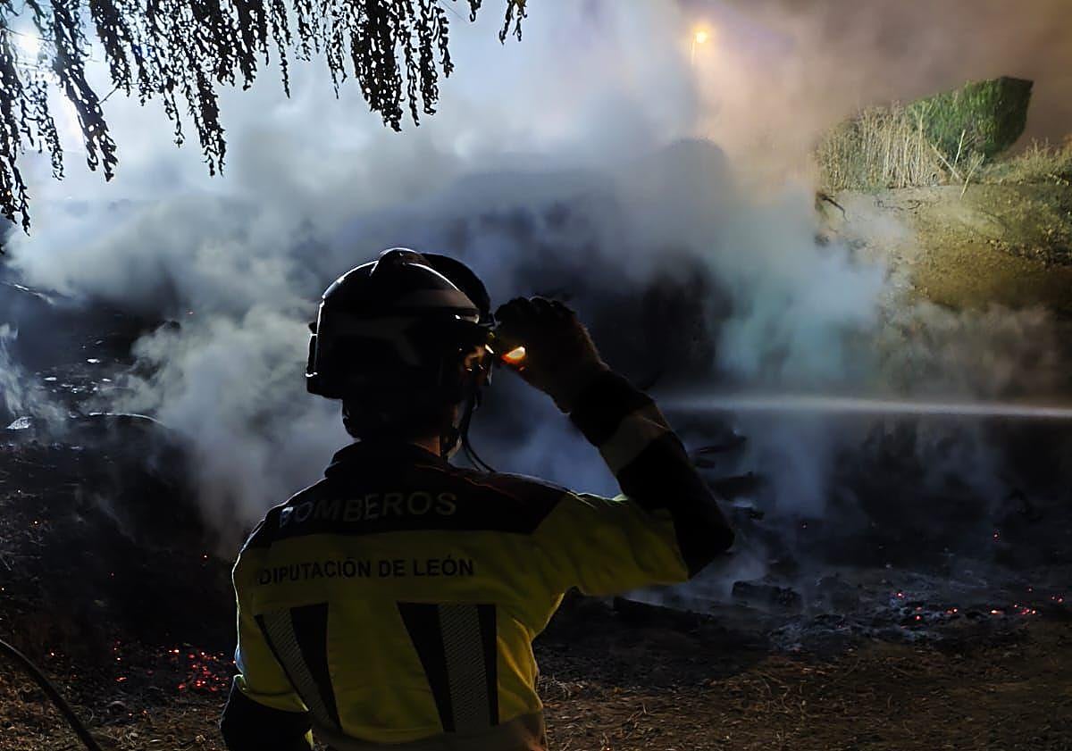 Imagen principal - Intervención de los bomberos de la Diputación de León.
