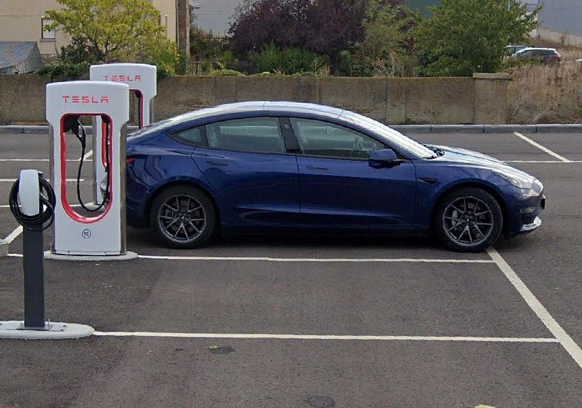 Un Model 3 recargando en el Tesla Supercharger en Trobajo del Camino.