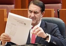 El consejero de Medio Ambiente, Juan Carlos Suárez Quiñones, durante el Pleno de las Cortes.