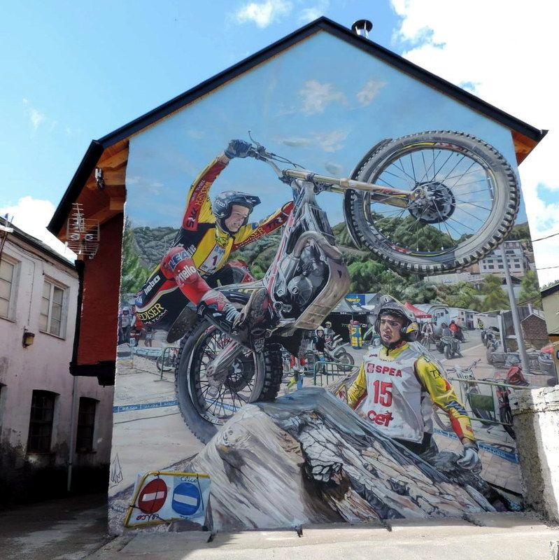 Pobladura de las Regueras, en El Bierzo, es una de las capitales nacionales del trial, deporte que se vive y se siente también en sus fachadas.