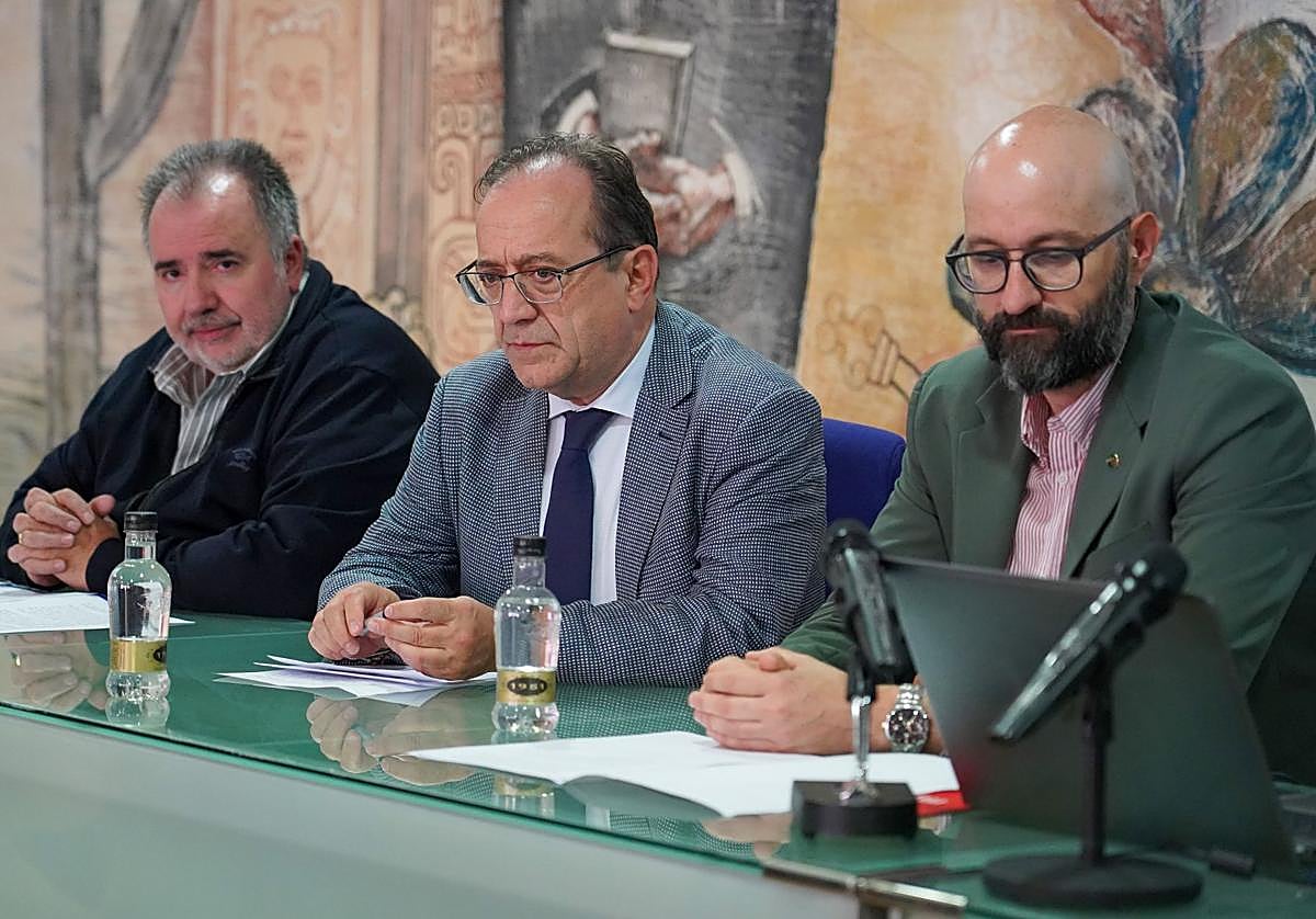 El presidente nacional de la Agrupación de los Cuerpos de la Administración de Instituciones Penitenciarias, José Ramón López Santamaría (I), inaugura el X Congreso Legionense Penitenciario, organizado por Acaip en colaboración con la Universidad de León. Le acompañan, entre otras autoridades, el presidente de la abogacía de Castilla y León, Fernando Santocildes (C); el subdelegado del Gobierno, Héctor Alaiz (D).
