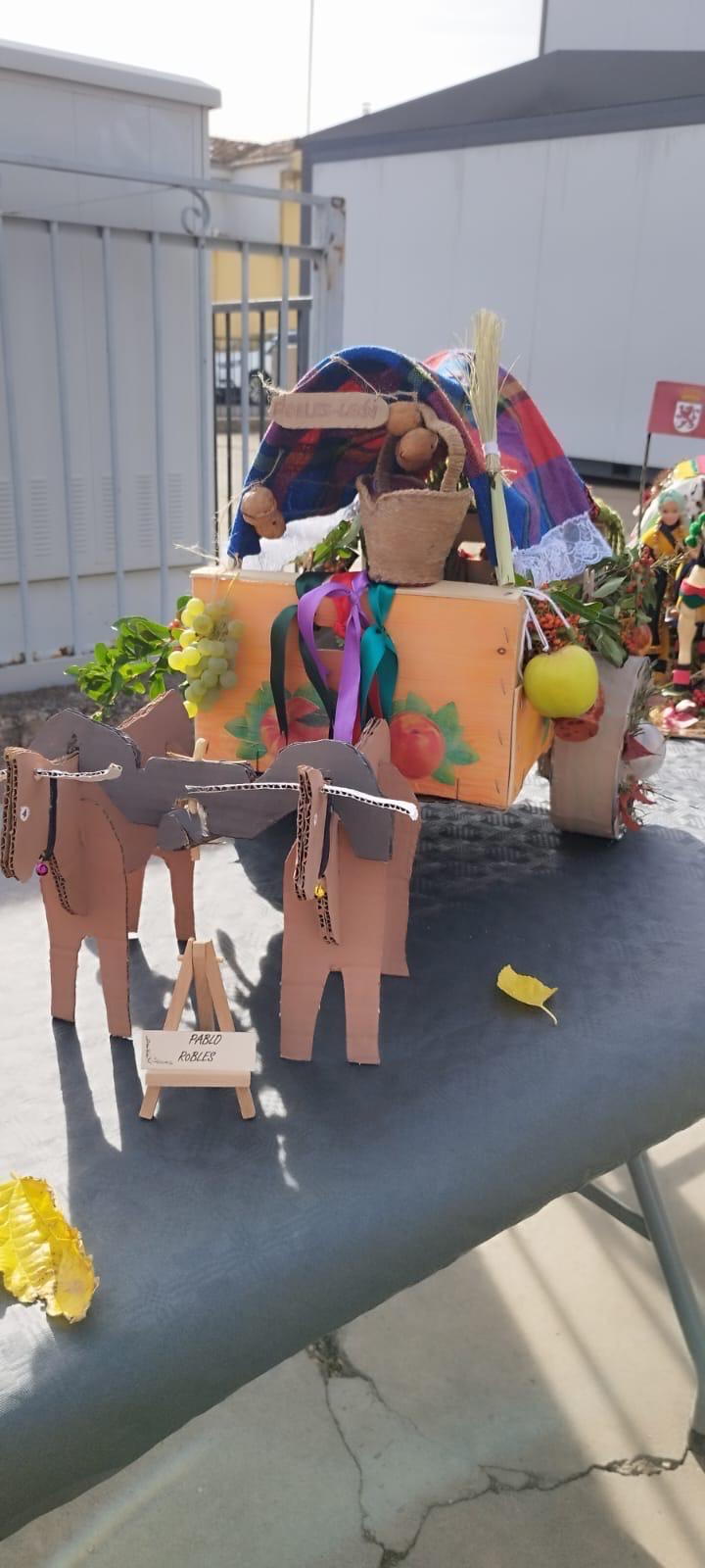 El colegio de León que estrena pendón y «presume» de carros engalanados