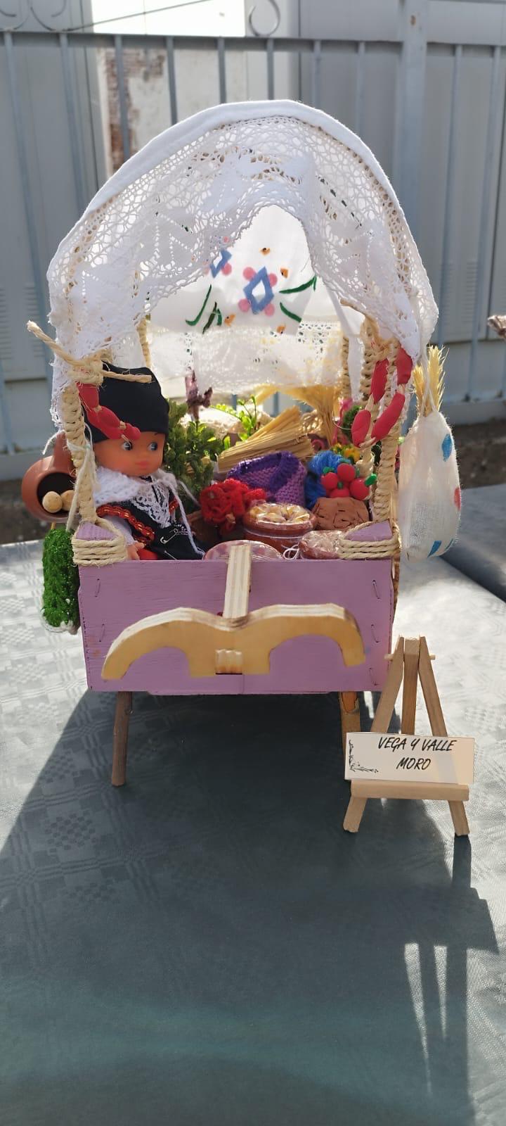 El colegio de León que estrena pendón y «presume» de carros engalanados