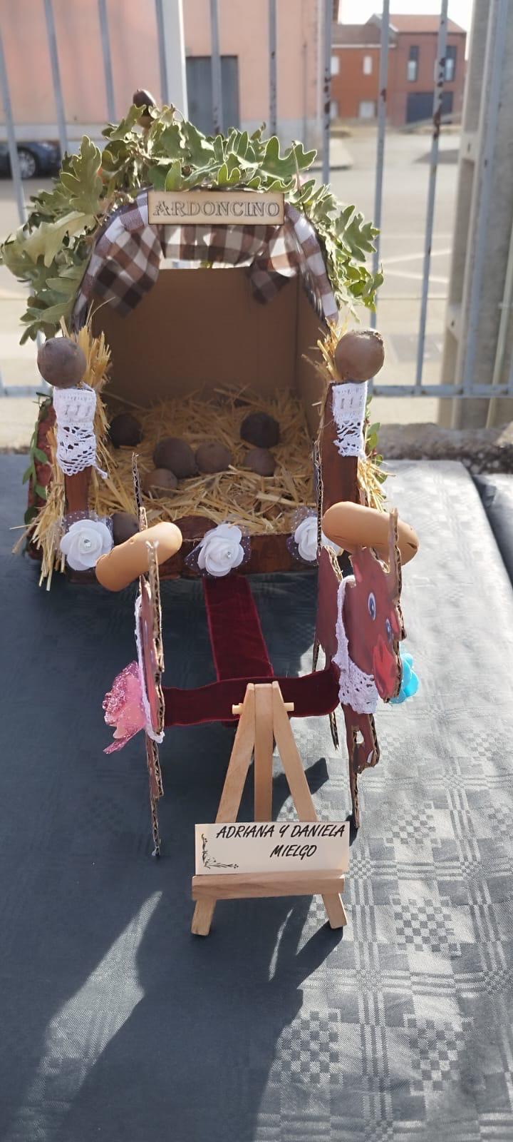 El colegio de León que estrena pendón y «presume» de carros engalanados