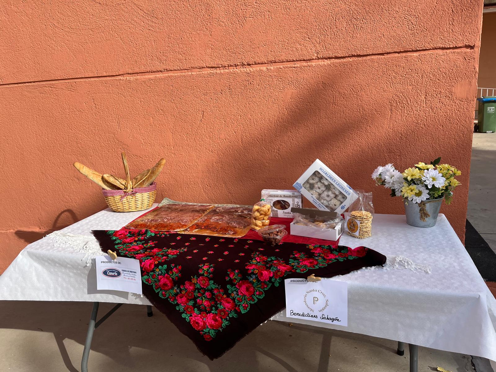 El colegio de León que estrena pendón y «presume» de carros engalanados