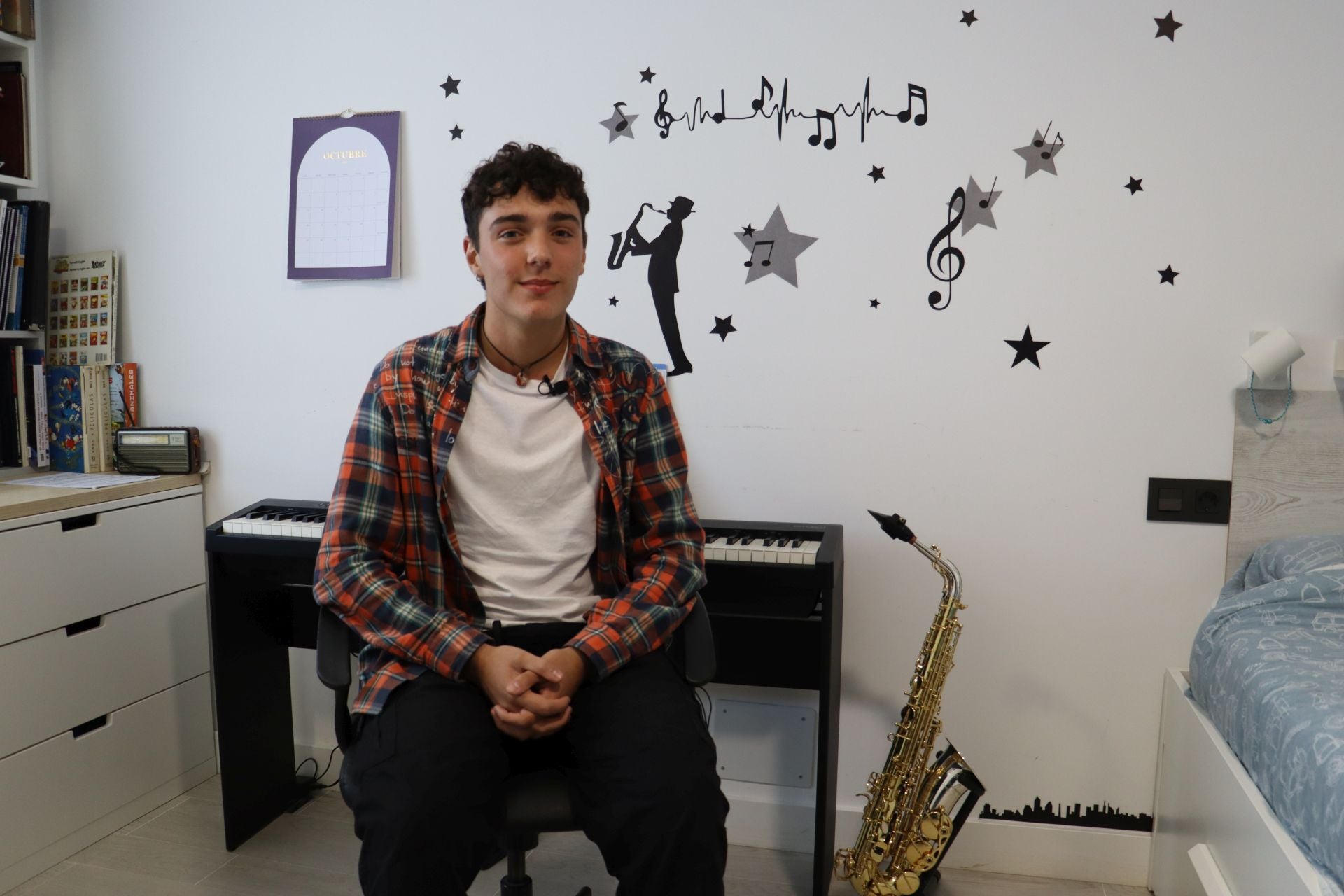 El joven saxofonista Samuel desde su terraza de La Virgen