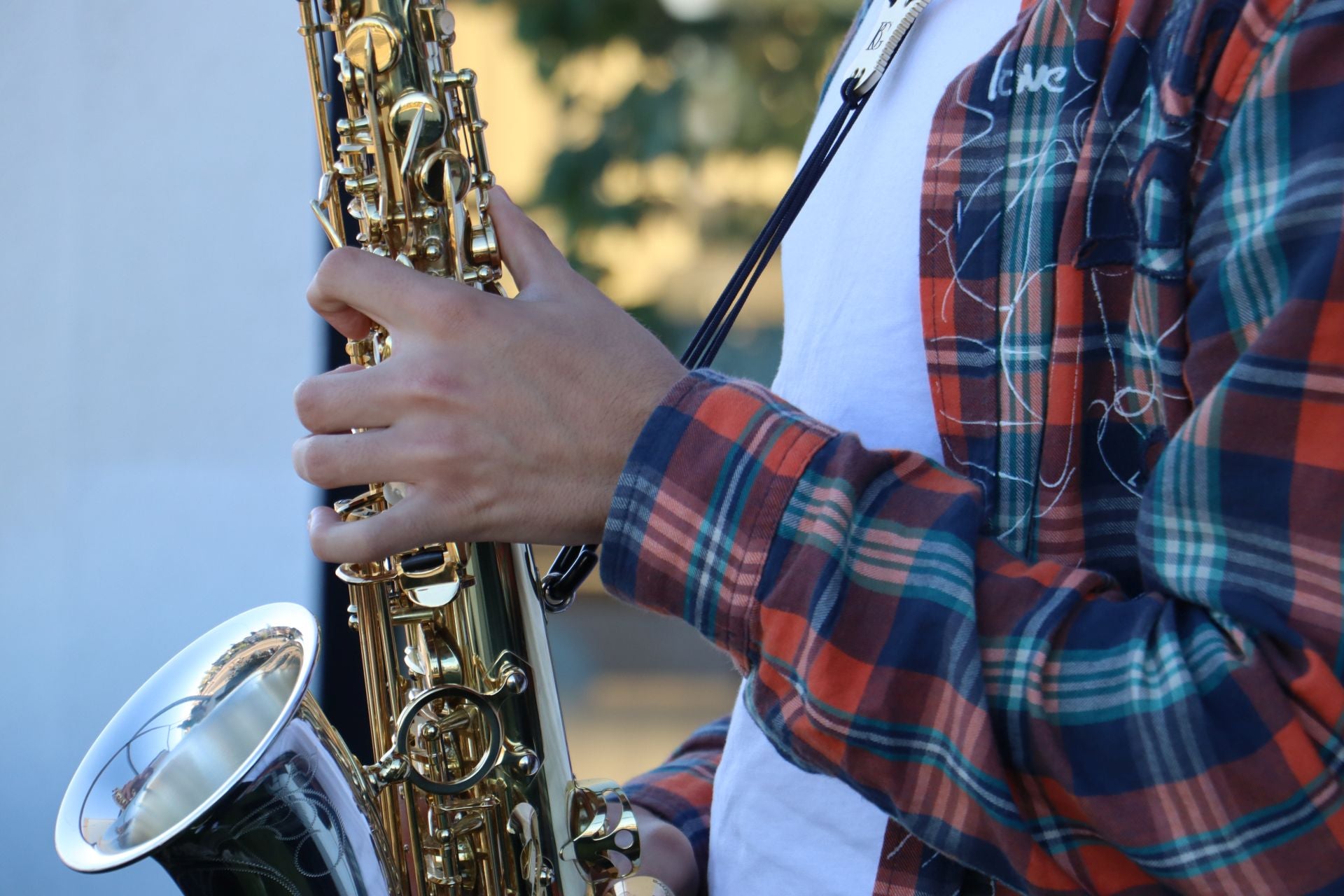 El joven saxofonista Samuel desde su terraza de La Virgen