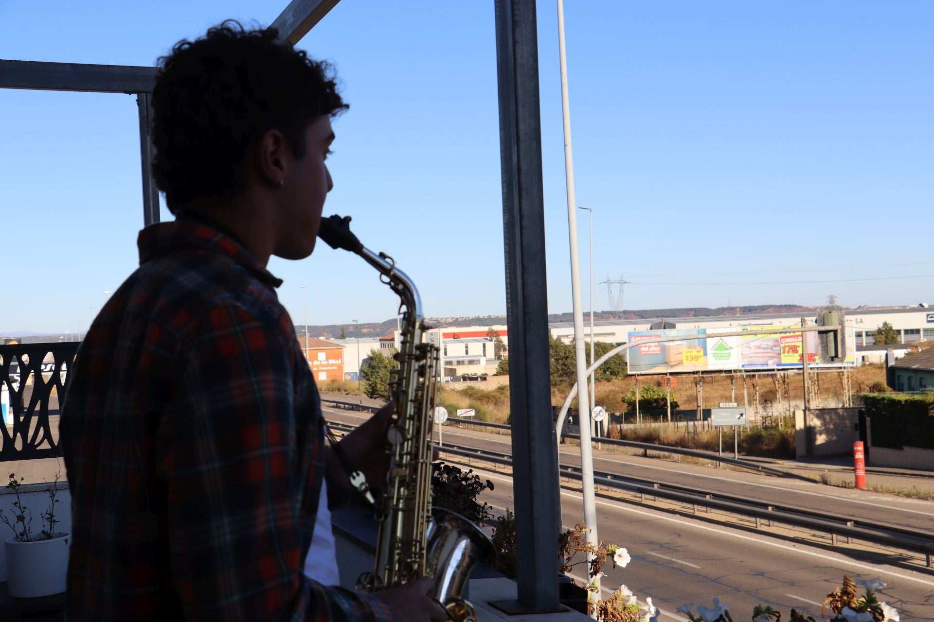 El joven saxofonista Samuel desde su terraza de La Virgen