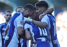 Los jugadores de la Deportiva celebran un gol.